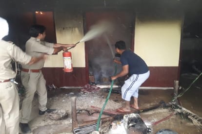 प्रेमी युवक के मकान में आग लगाई