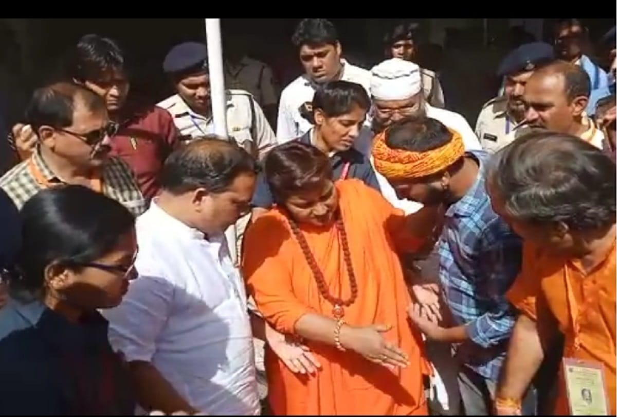 Nathuram Godse Zindabad slogans Chanted by BJP workers after Sadhvi Pragya Reached Counting place
