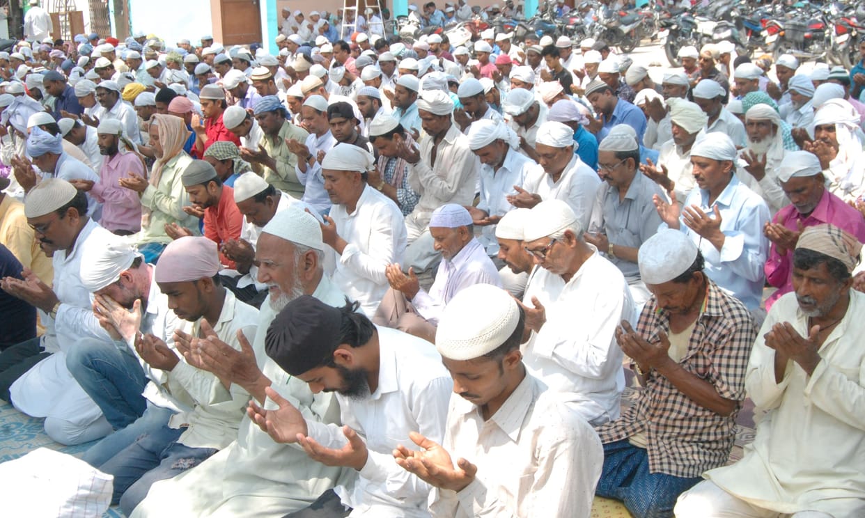 रमजान : मस्जिदों में अकीदत के साथ अदा की गई नमाज