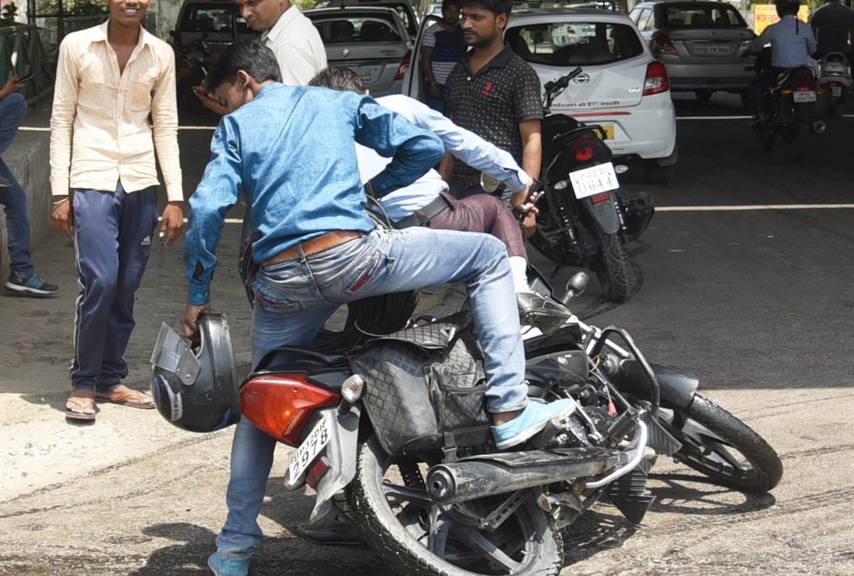 many people injured when oil got spread on the road in lucknow
