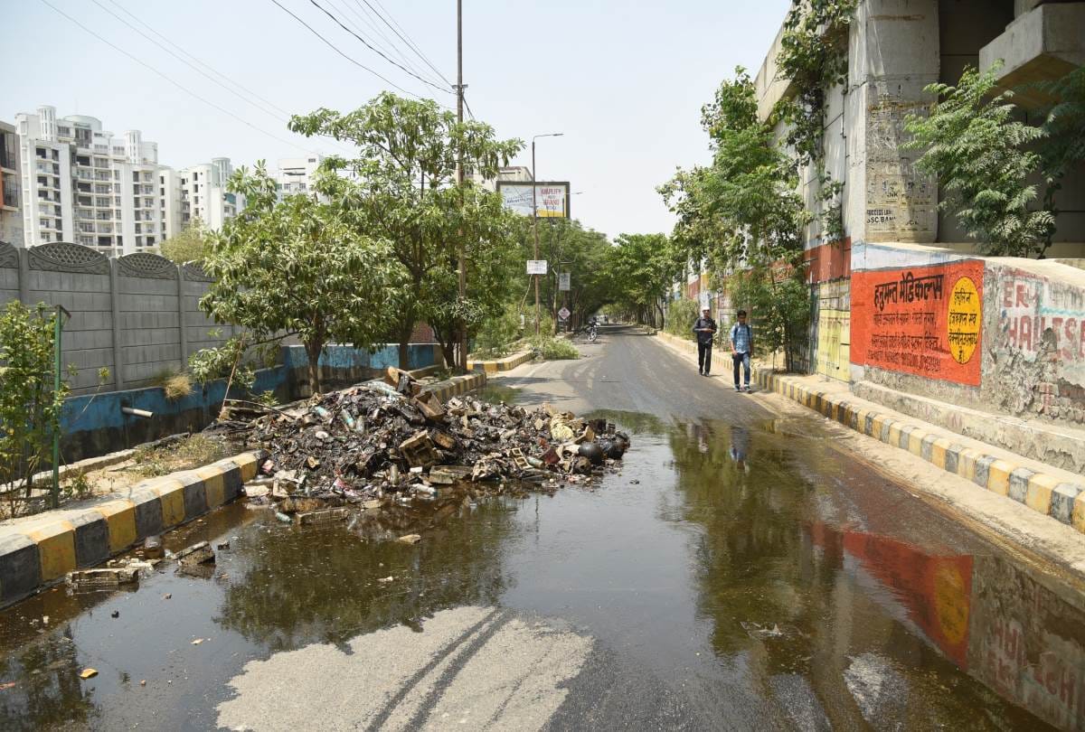 many people injured when oil got spread on the road in lucknow