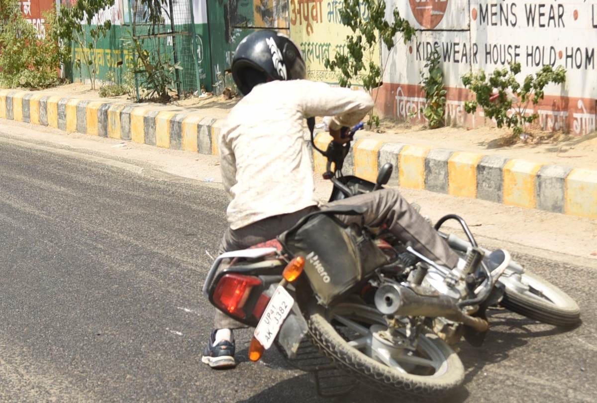 many people injured when oil got spread on the road in lucknow