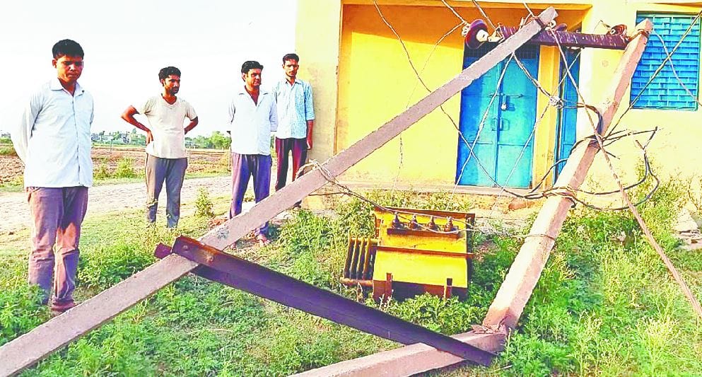 सौ पोल टूटे, ट्रांसफारमर गिरे, मथुरा में रात भर गुल रही बिजली