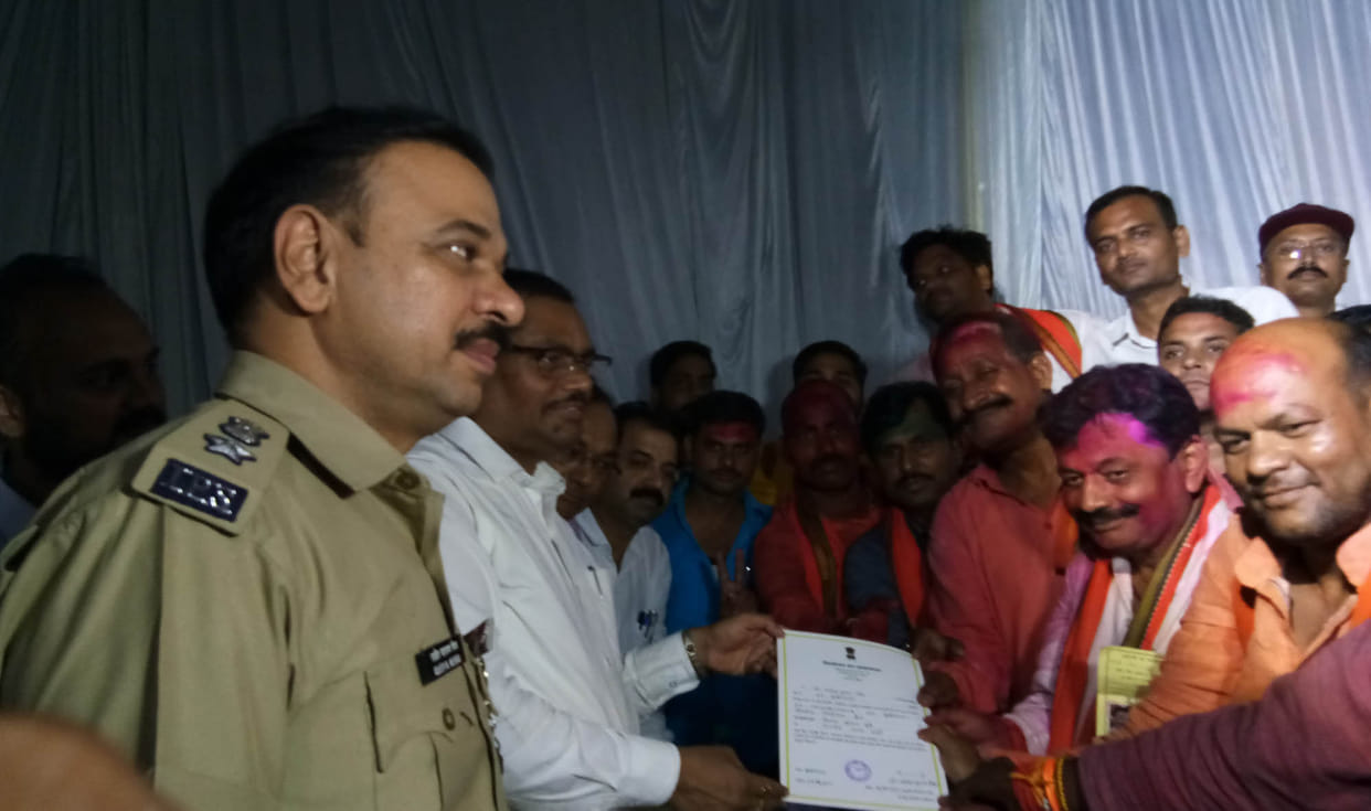 भाजपा के विजय दूबे के सिर सजा ताज