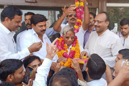 चंद्रसेन जादौन को मिठाई खिलाते समर्थक