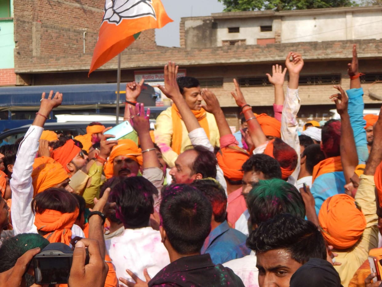 मिठाई बांटकर किया खुशी का इजहार
