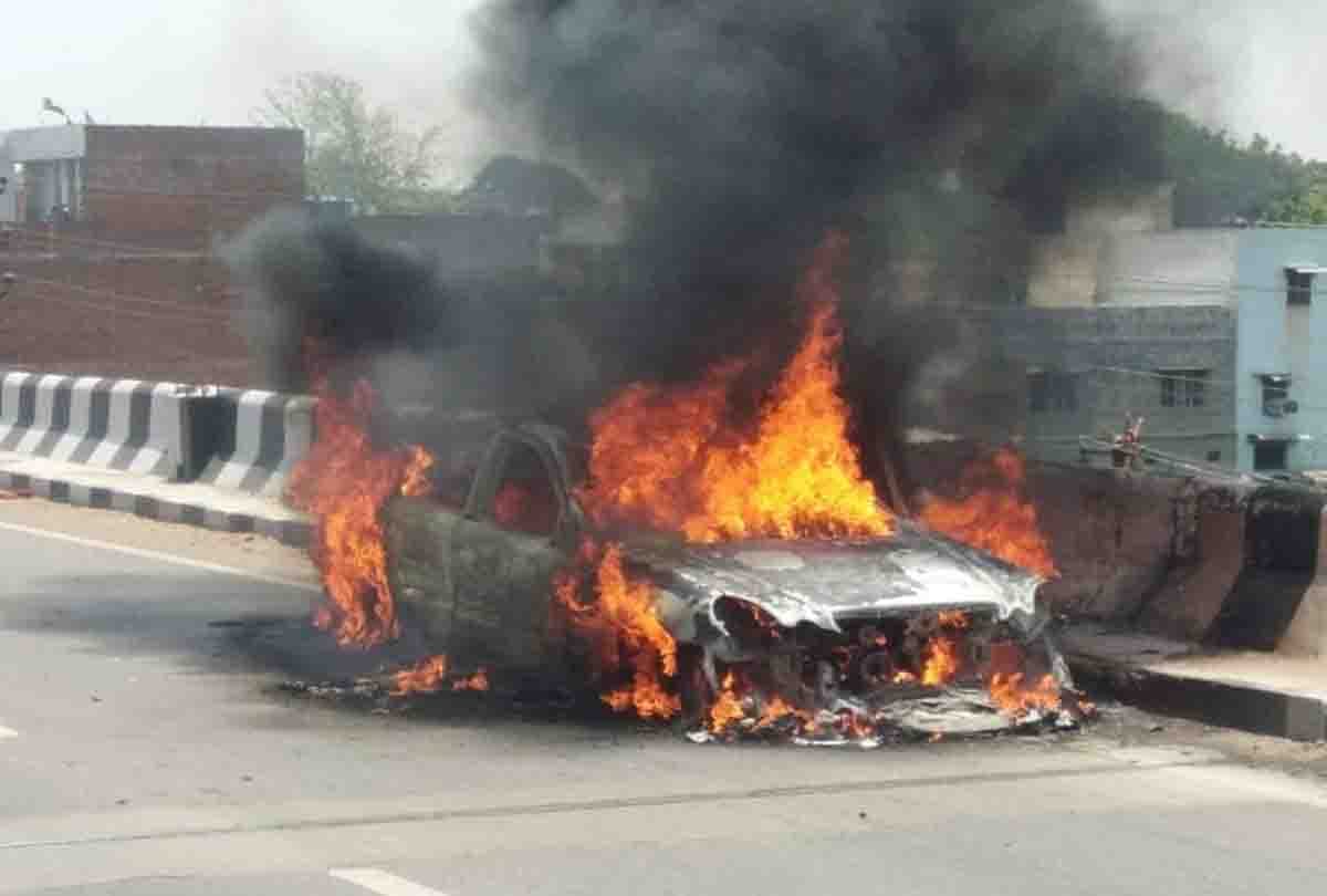 four vehicle including indian truck burnt in nepal bandh army diffuse two bomb