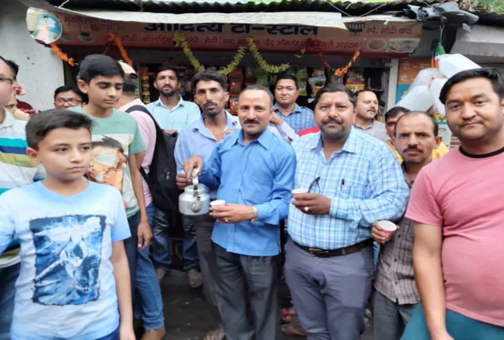 Shopkeeper give free Modi special Tea to customers after bjp wins in lok sabha election