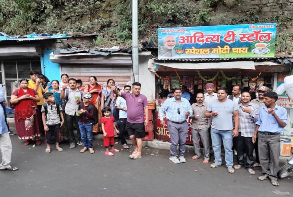 Shopkeeper give free Modi special Tea to customers after bjp wins in lok sabha election