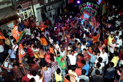 बीजेपी की जीत के बाद जश्न मनाते लोग