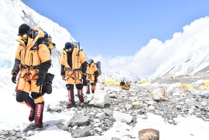 Death on an Unruly, Overcrowded Mount Everest