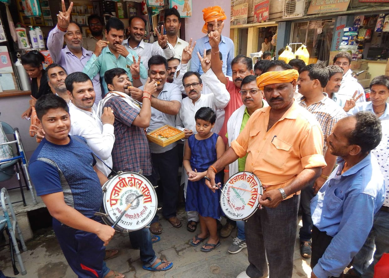 मस्त की जीत पर मिठाई के साथ बजे ढोल नगाड़े