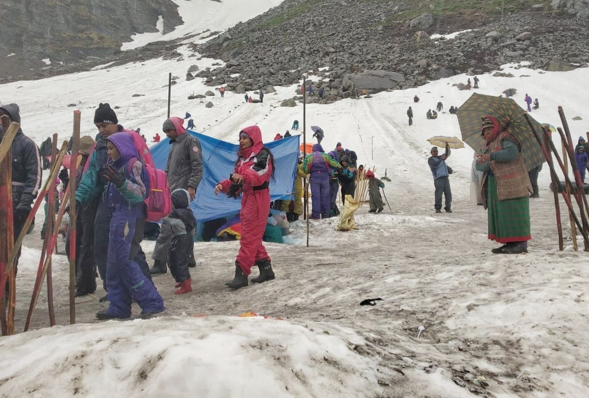 fresh snowfall in rohtang lahaul spiti and rain in shimla himachal pradesh