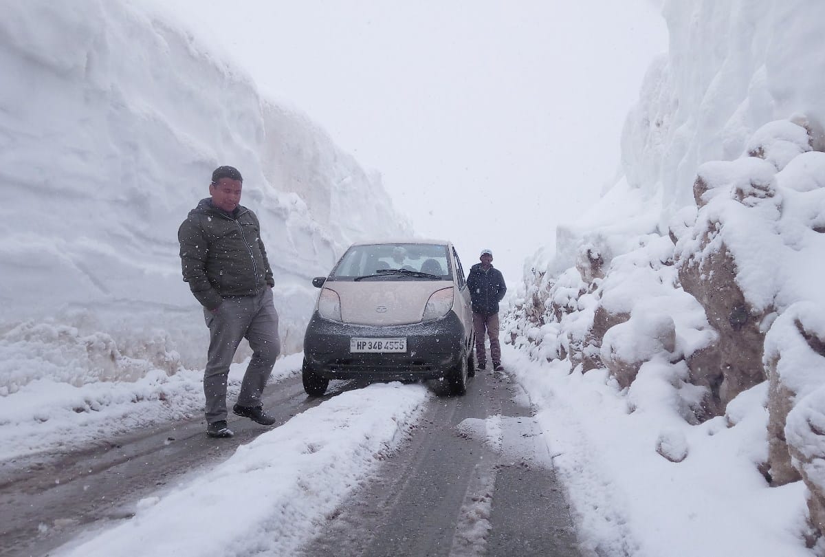 fresh snowfall in rohtang lahaul spiti and rain in shimla himachal pradesh