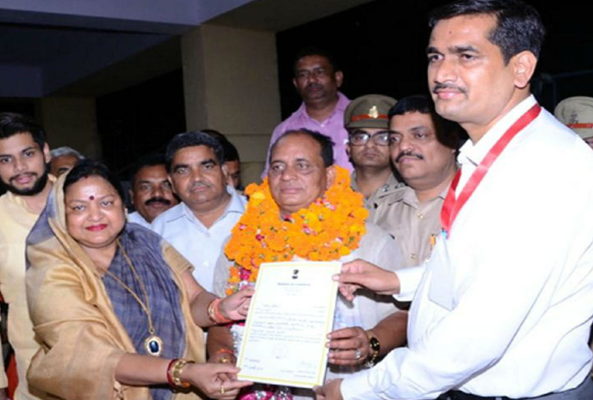 Rajveer Singh Won Etah constituency victory Certificate received with Mla wife