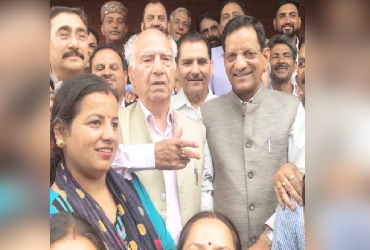 shanta kumar sing song in on the victory of kishan kapoor shimla