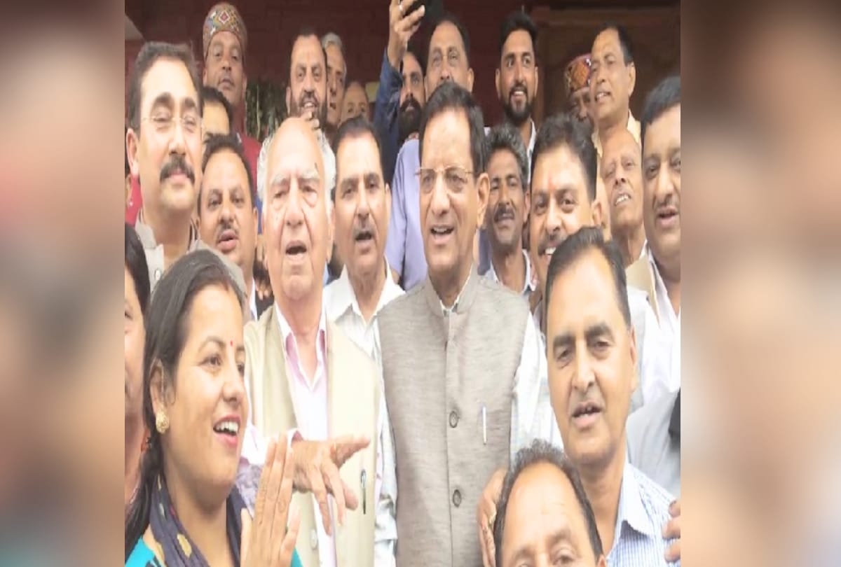 shanta kumar sing song in on the victory of kishan kapoor shimla