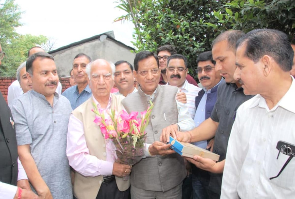 shanta kumar sing song in on the victory of kishan kapoor shimla