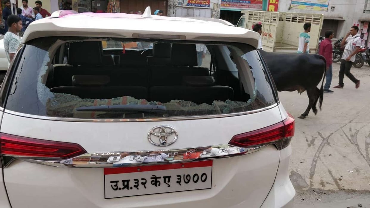 सपा प्रत्याशी की गाड़ी पर पथराव, टूटे शीशे