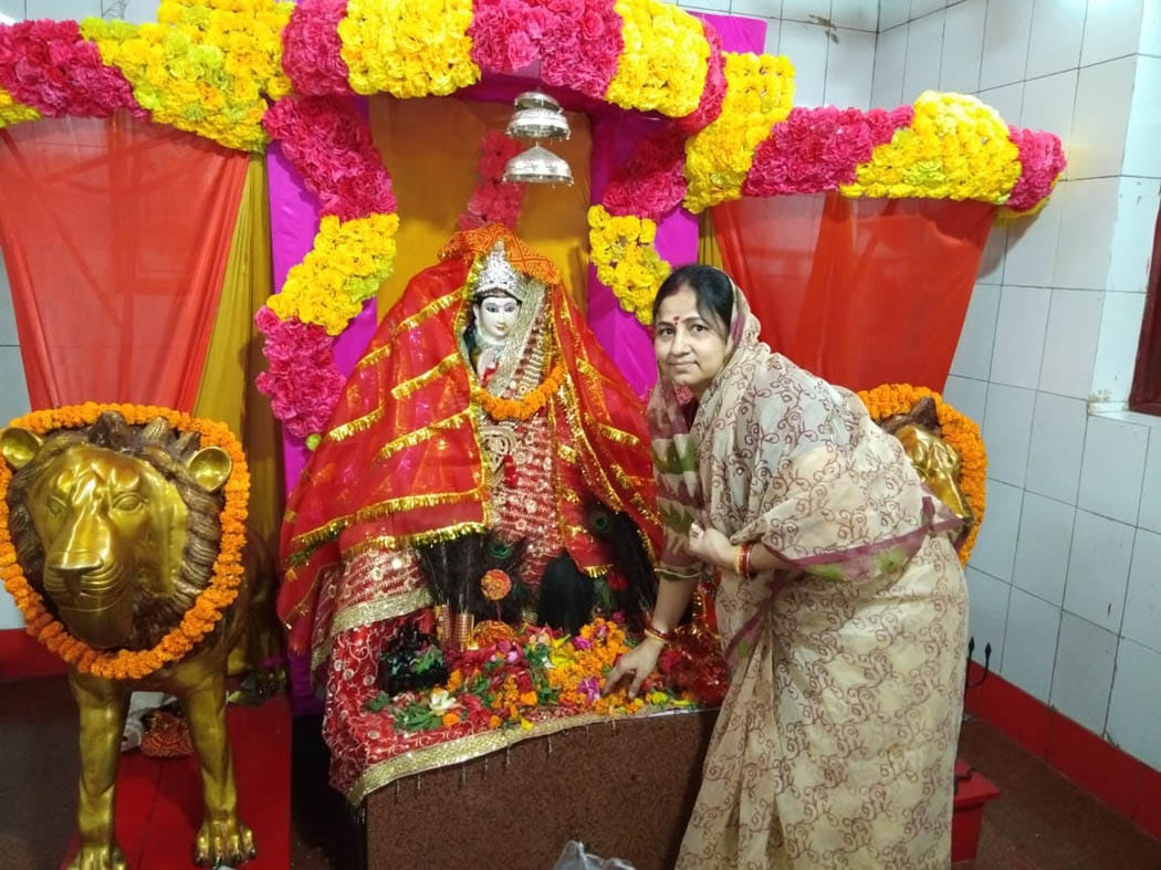 पूरी हुई मुराद, पत्नी ने मंदिर में टेका मत्था