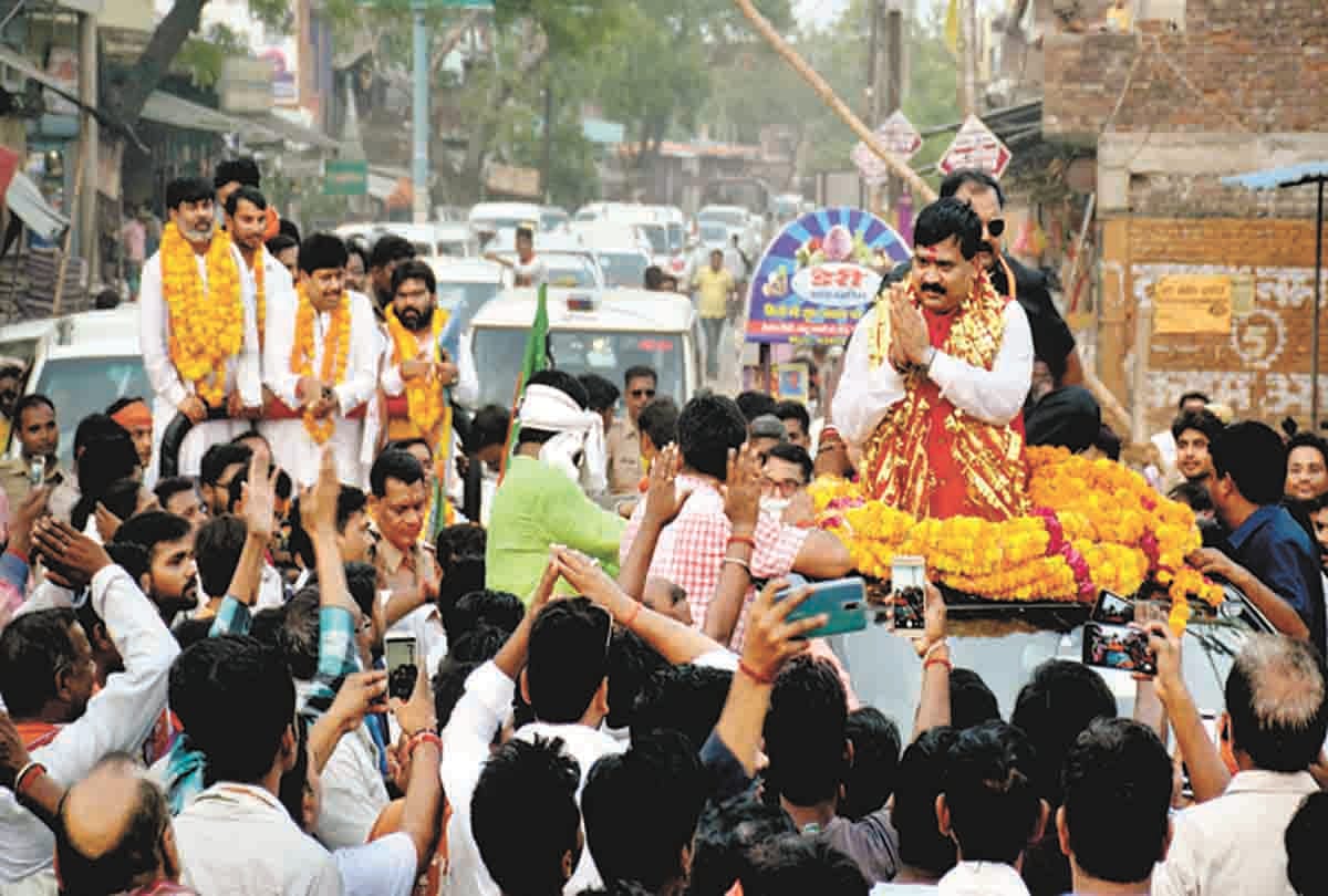 Modi singing slogan workers, boils crackers,