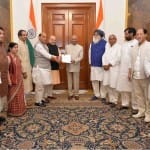 राष्ट्रपति रामनाथ कोविंद को पत्र सौंपते अमित शाह व राजजनाथ सिंह, साथ में अन्य नेता