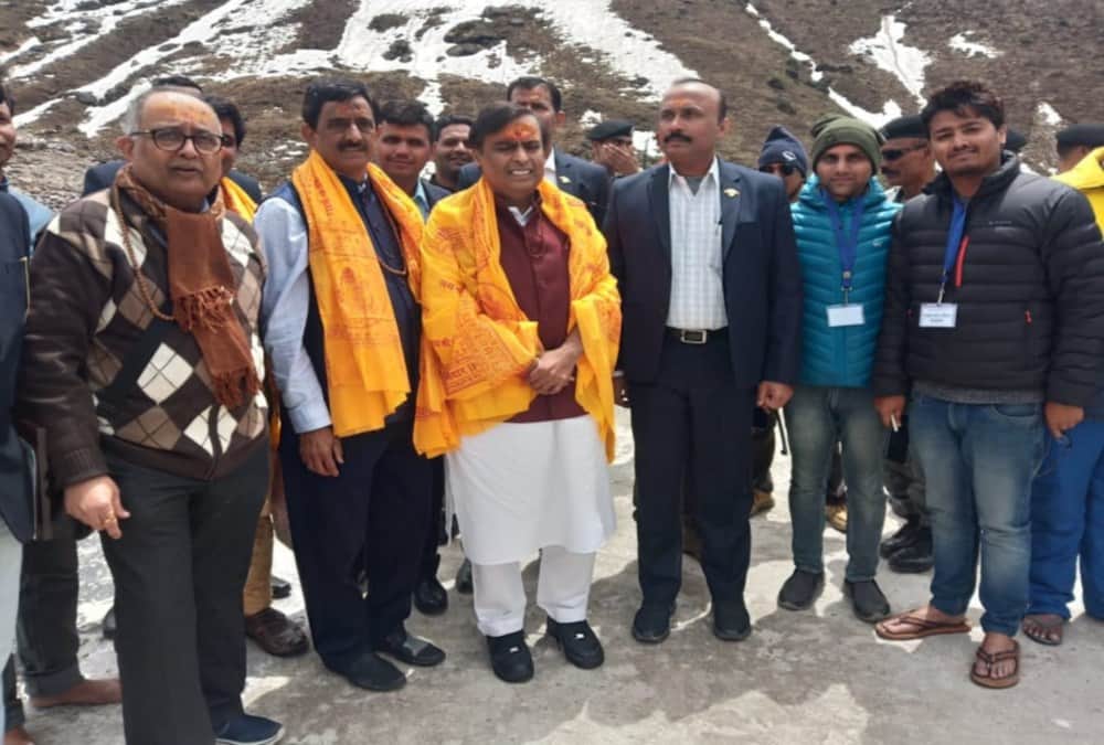Mukesh ambani offer puja in badrinath dham for india peace and Welfare