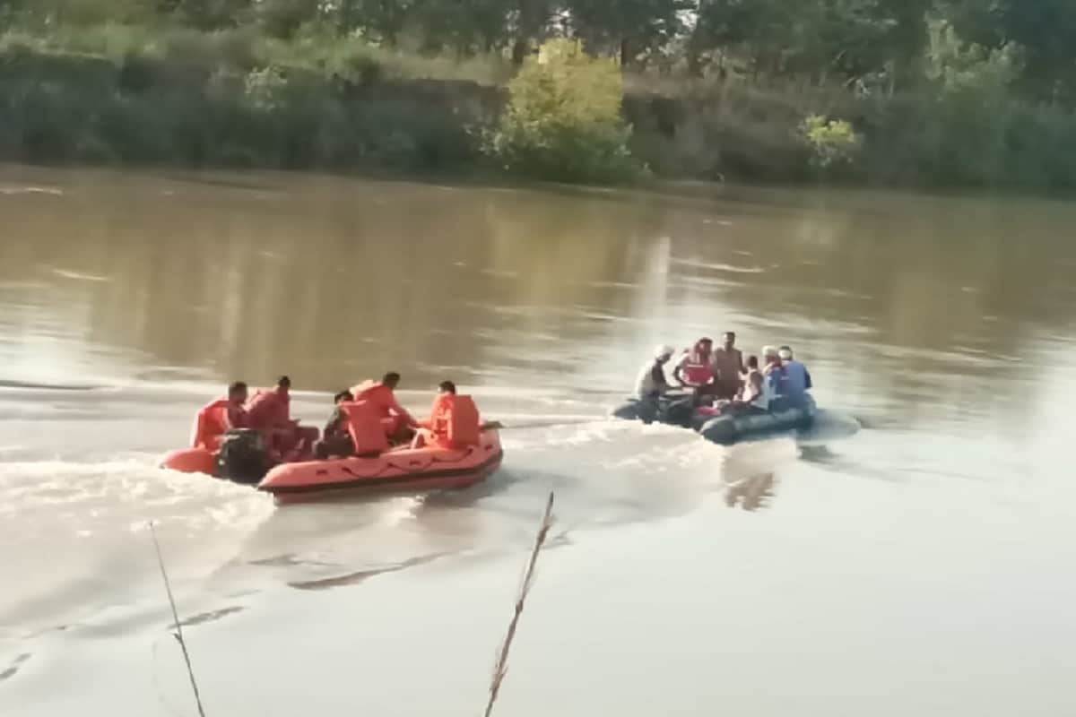 Ertiga car falls into gangnahar in Meerut and five family members dead