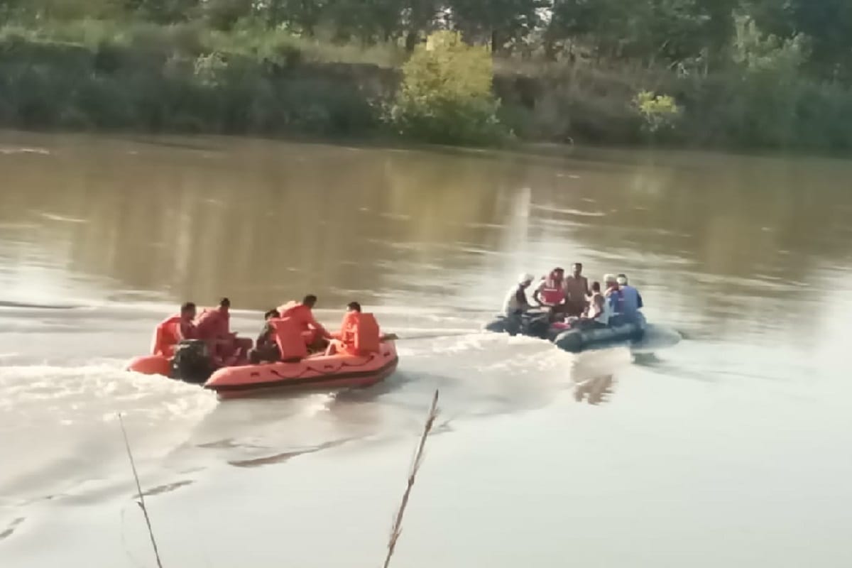 Ertiga car falls into gangnahar in Meerut and five family members dead