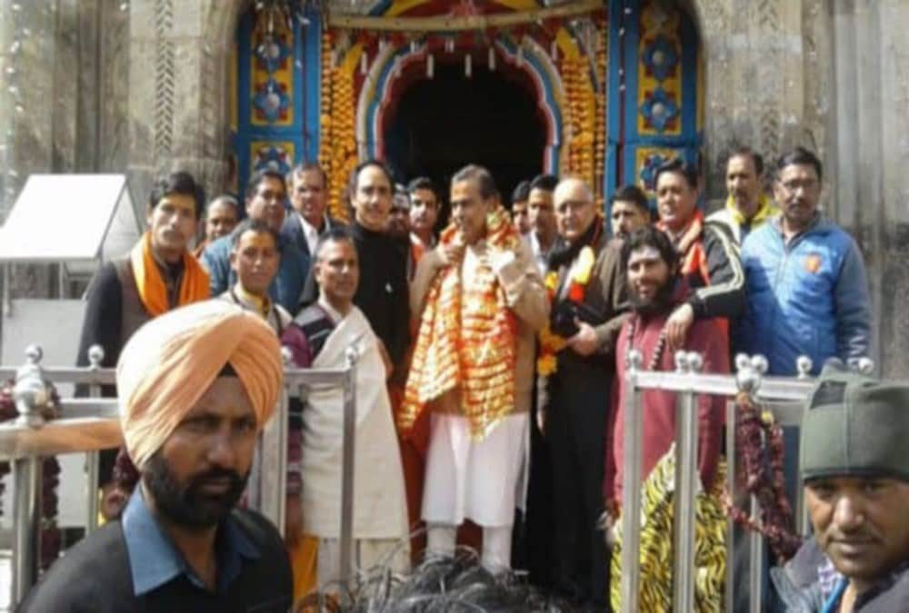 Mukesh ambani offer puja in badrinath dham for india peace and Welfare