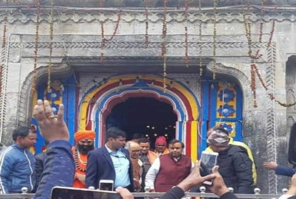 Mukesh ambani offer puja in badrinath dham for india peace and Welfare
