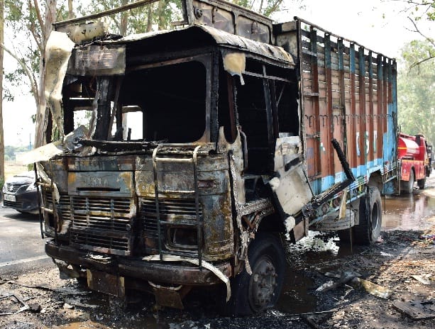 रामपुर रोड पर आग का गोला बना ट्रक
