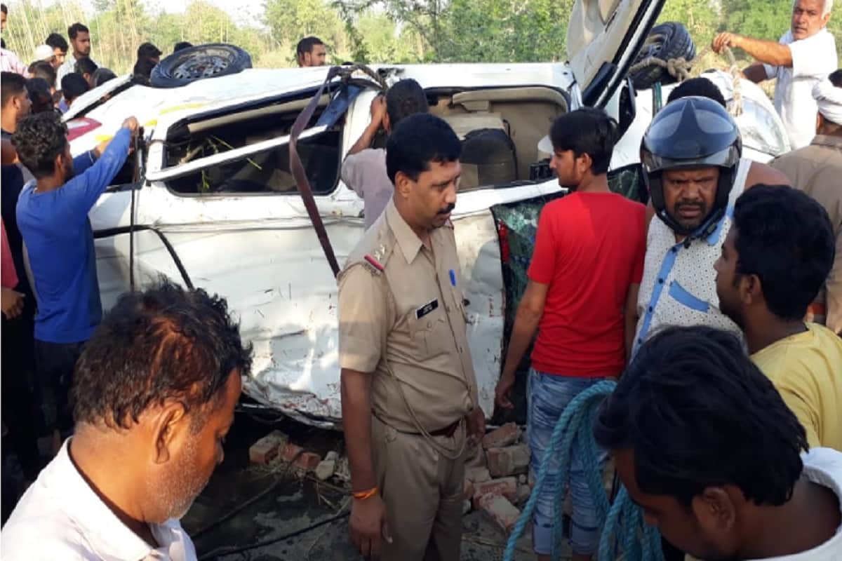 Ertiga car falls into gangnahar in Meerut and five family members dead