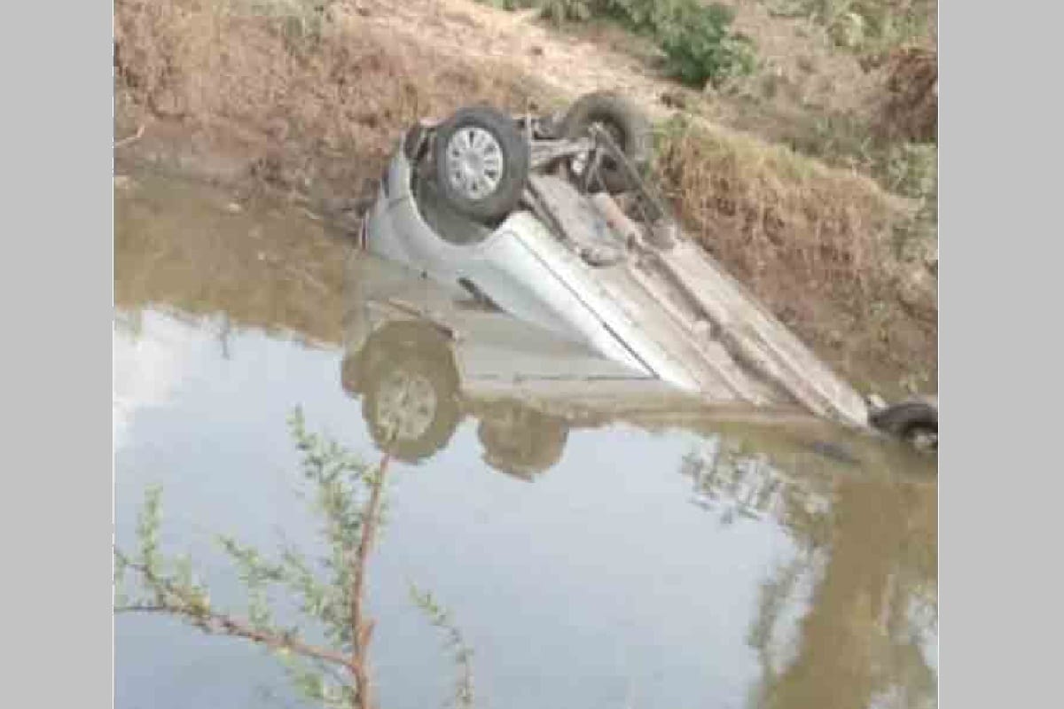 Indore: car fell into pond, three year child and father died due to suffocation in accident