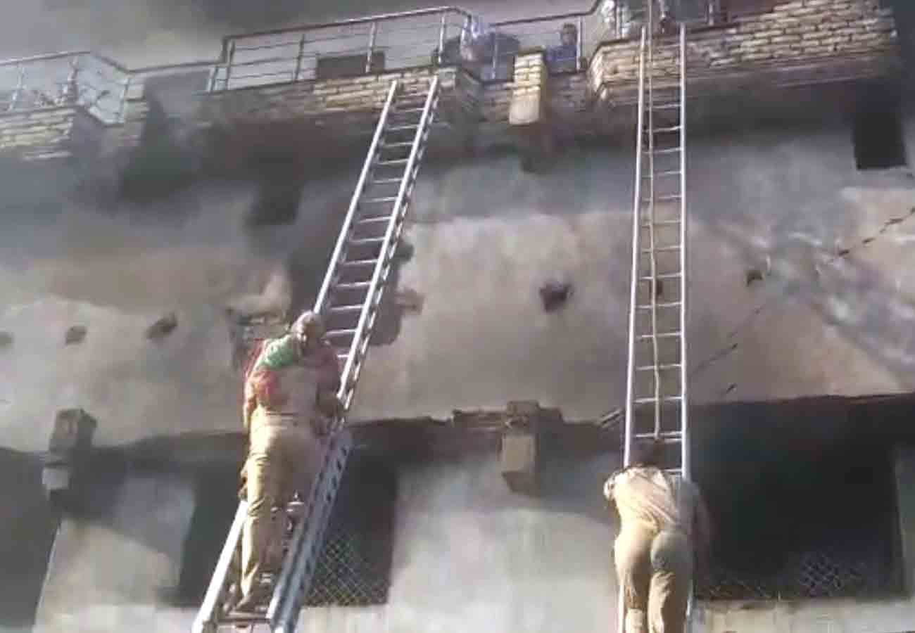 Fire breaks out in godown in Collectorganj area of Kanpur