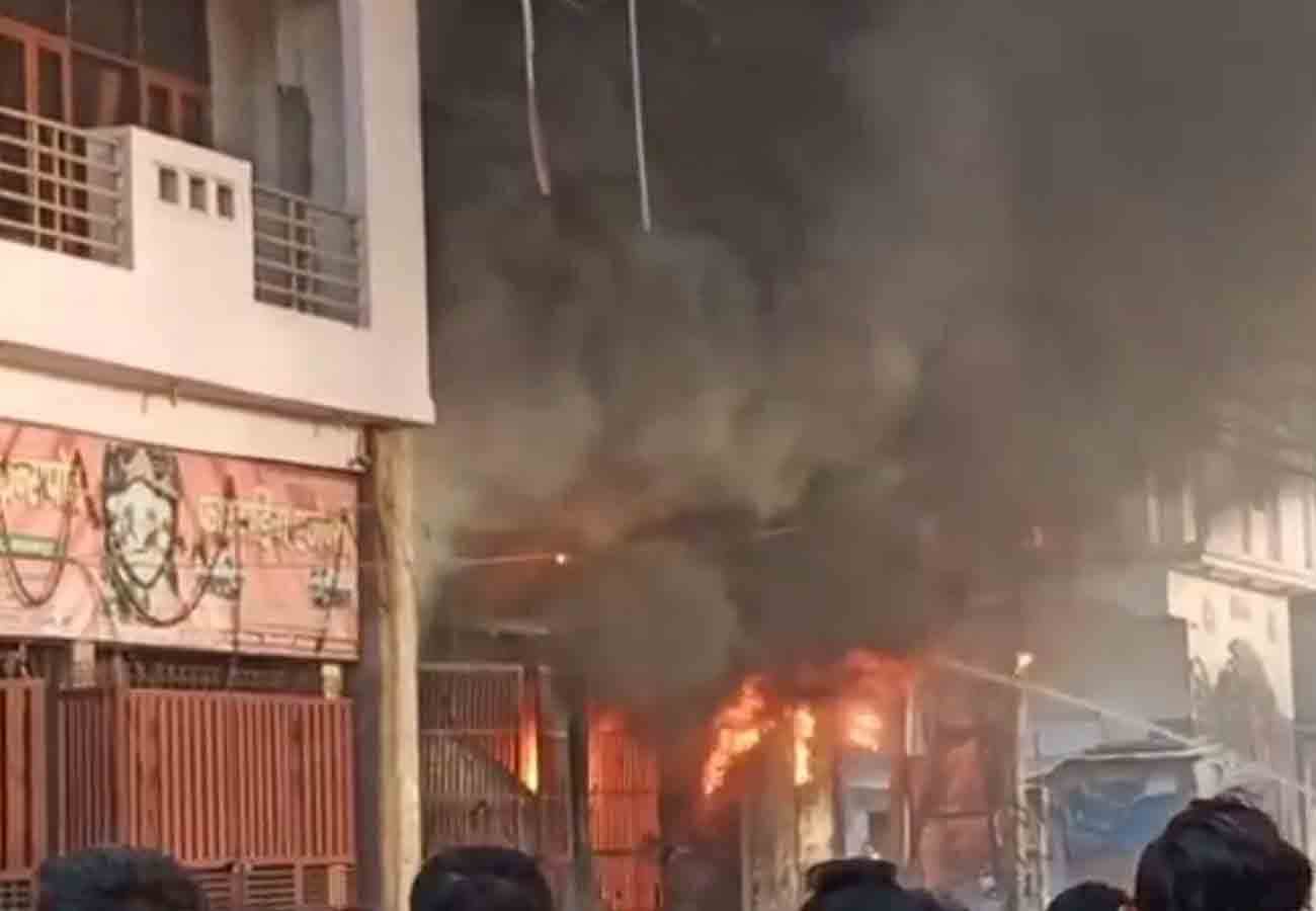 Fire breaks out in godown in Collectorganj area of Kanpur