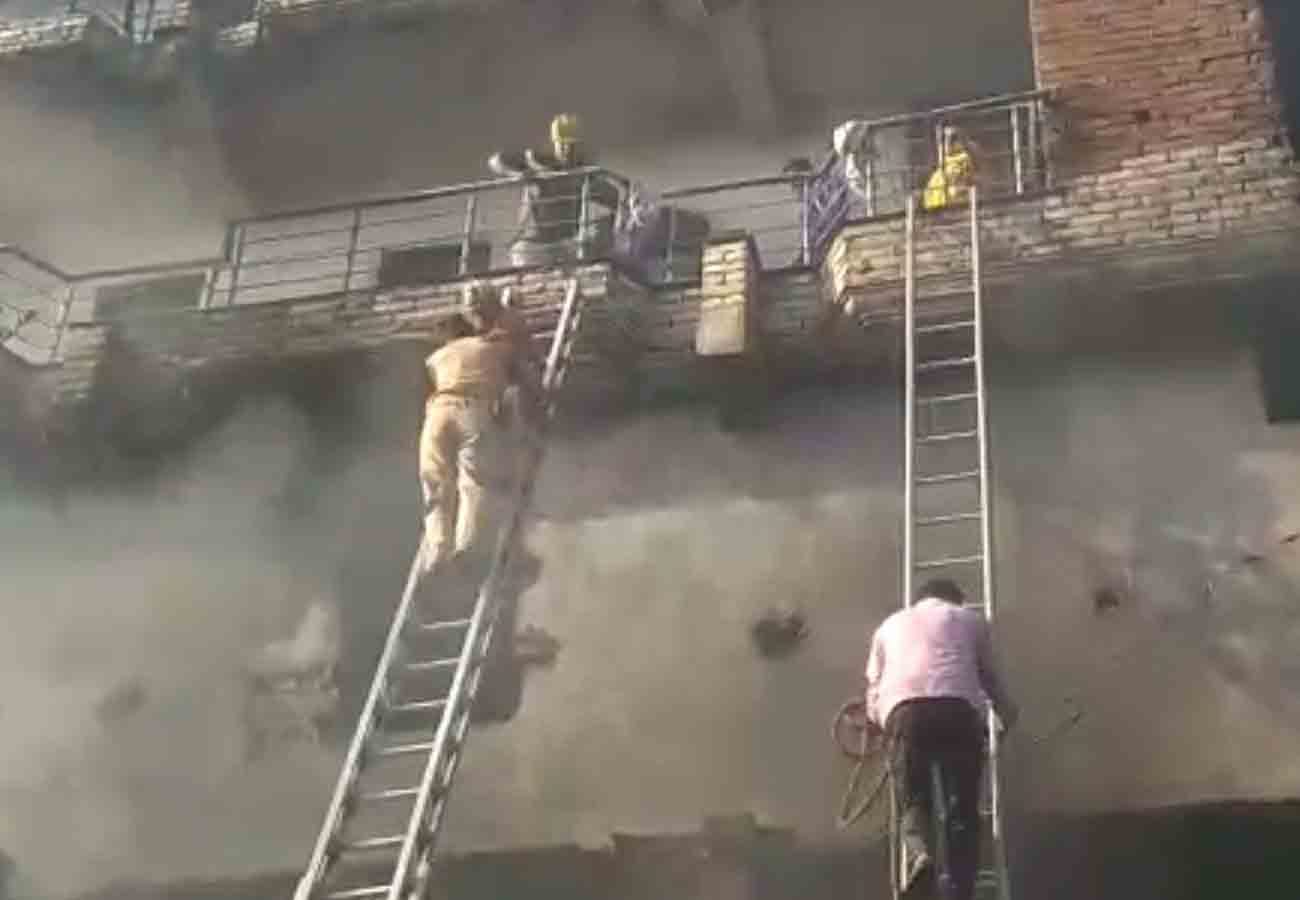 Fire breaks out in godown in Collectorganj area of Kanpur