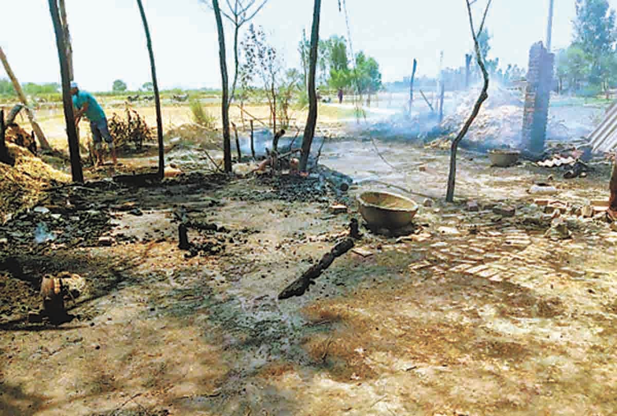 Fire burns eight houses, fire capsize with gas cylinder