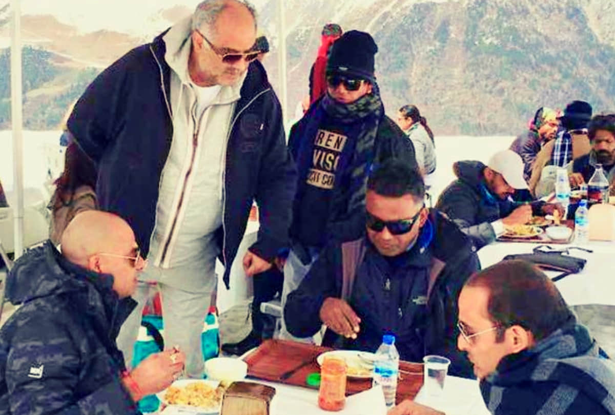 boney kapoor first film hum paanch unseen photos seen serving food to his cast & crew