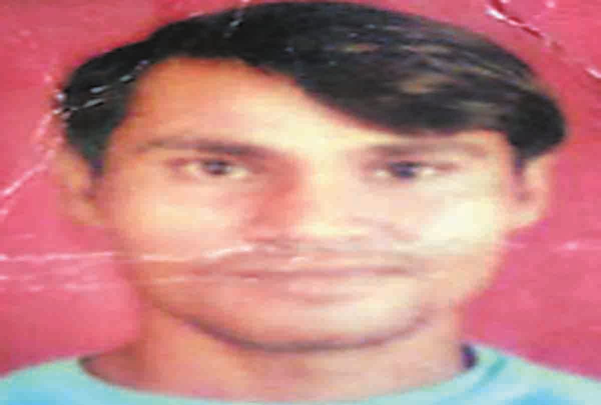 young man body hangs from tree