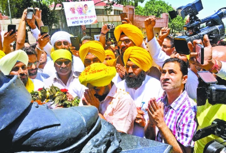 Bhagwant Mann reached the village of Shaheed Bhagat Singh