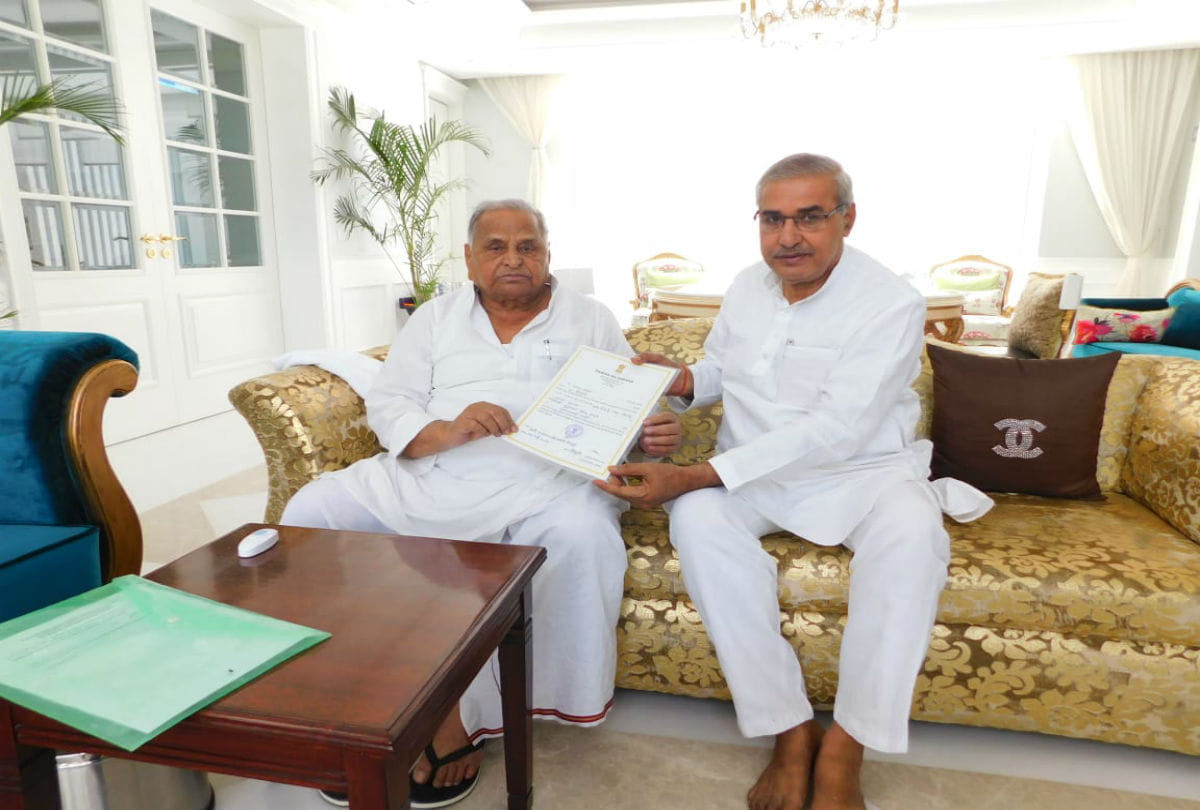 lok sabha chunav results mulayam singh yadav received winning certificate