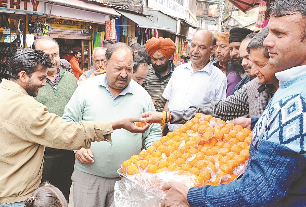 भाजपा ने मनाया जीत का जश्न, बसस्टैंड पर हलवा तो बाजार में बंटे लड्डू