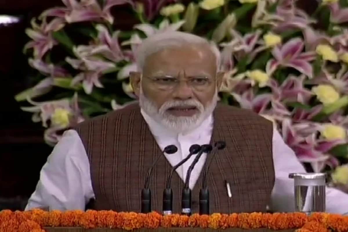 Rishi Kapoor congratulate Prime Minister Narendra Modi and urges to Jaitley Smriti Irani