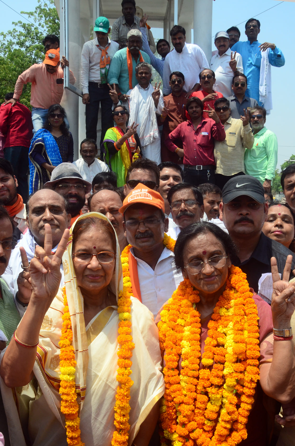 Rita Joshi left her wreath at the statue of Bapu and Deendayal
