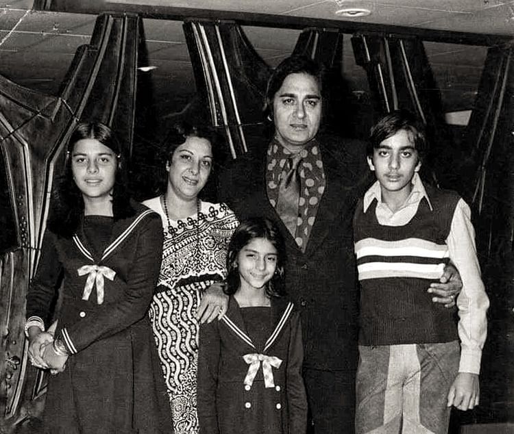 Sanjay Dutt Shares Nargis Throwback Pictures On Her Birth Anniversary -  Entertainment News: Amar Ujala - नरगिस के बर्थडे पर संजय दत्त ने शेयर की  मां-बहन की पुरानी तस्वीर, कैप्शन बेहद इमोशनल