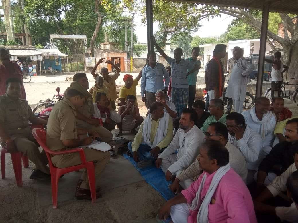 सार्वजनिक भूमि पर कब्जे को लेकर धरने पर बैठे ग्रामीण