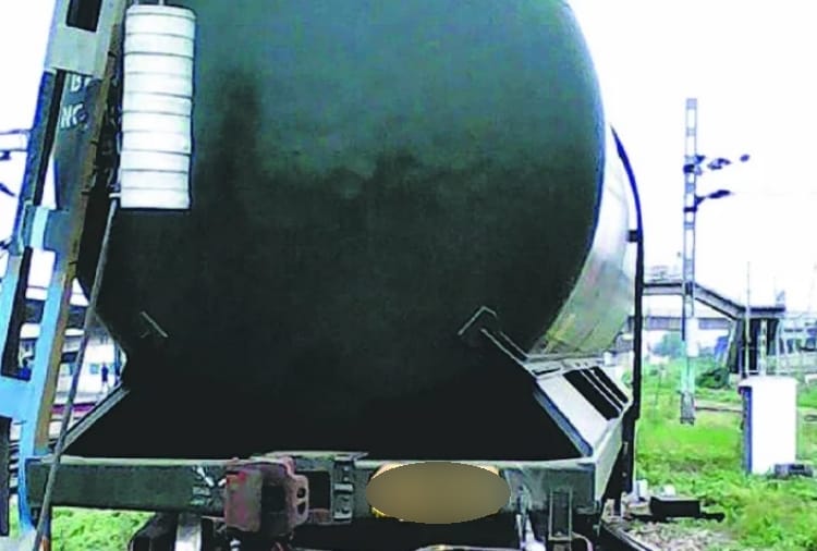 Oil stealing from goods train in Haryana Jakhal