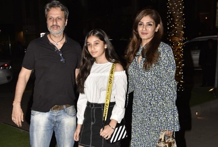 स्टार किड्स को टक्कर देने निकली रवीना टंडन की बेटी, मम्मी पापा संग ऐसे दिए  पोज - Raveena Tandon Spotted With Her Daughter Rasha Tandon And Husband  Anil Thadani - Entertainment News: