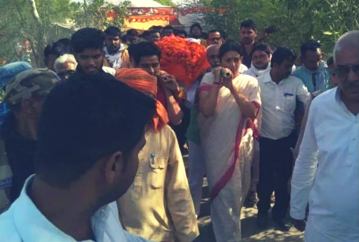 smriti irani emotional lends a shoulder to bjp leader surendra singhs mortal remains in amethi